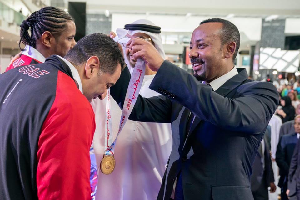 محمد بن زايد ورئيس وزراء إثيوبيا يشهدان جانباً من منافسات الأولمبياد الخاص