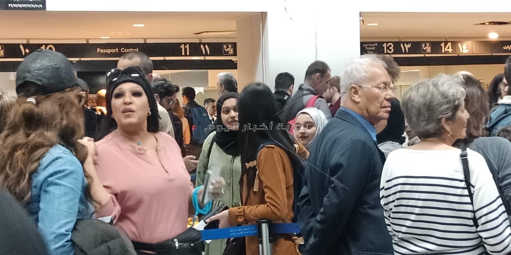 فيفي عبده تصل لبنان بعد تعافيها من المرض 