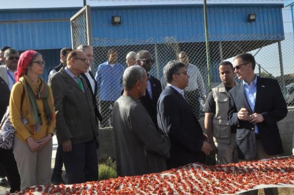 المدير العام للوكالة الأمريكية أثناء إطلاقه أكبر مشروع لتعزيز الأعمال الزراعية بالريف المصرى