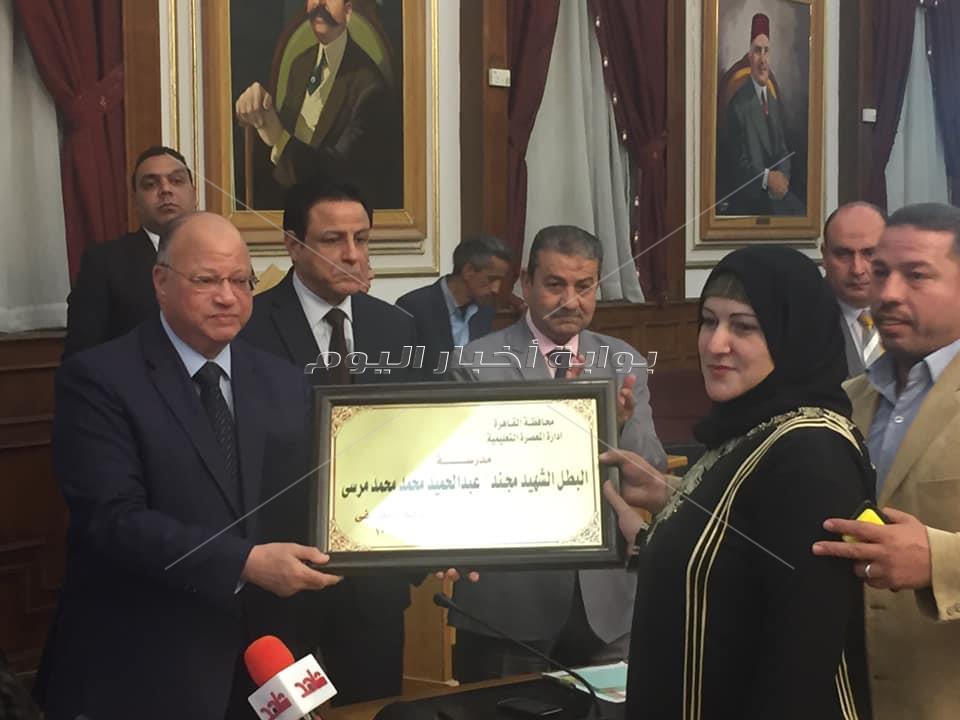 محافظ القاهرة يكرم أسر شهداء الشرطة والجيش