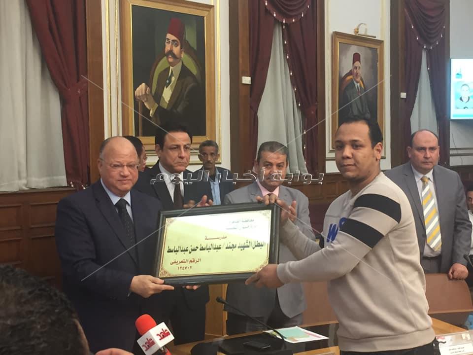 محافظ القاهرة يكرم أسر شهداء الشرطة والجيش
