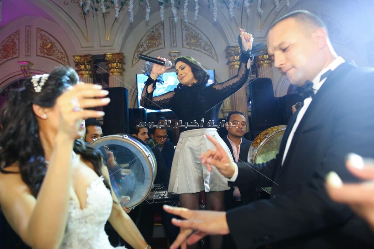بوسي تشعل زفاف «باسم وماهيتاب» بأغانيها المميزة