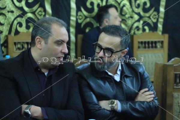 عدوية ومحمد فؤاد وحكيم في عزاء علاء الغول