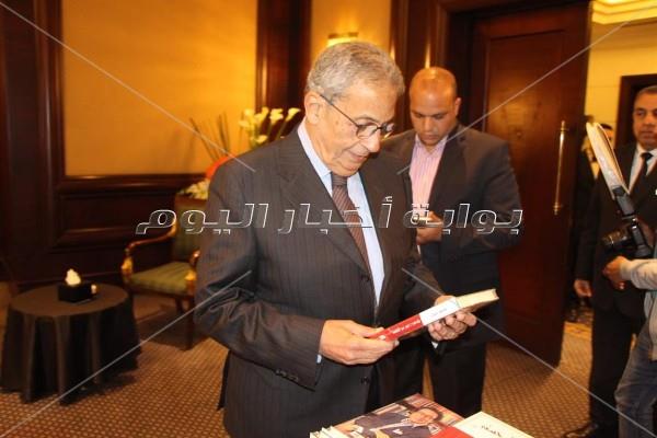 الفقي وعمرو موسى وإلهام شاهين في حفل توقيع كتاب فاروق حسني