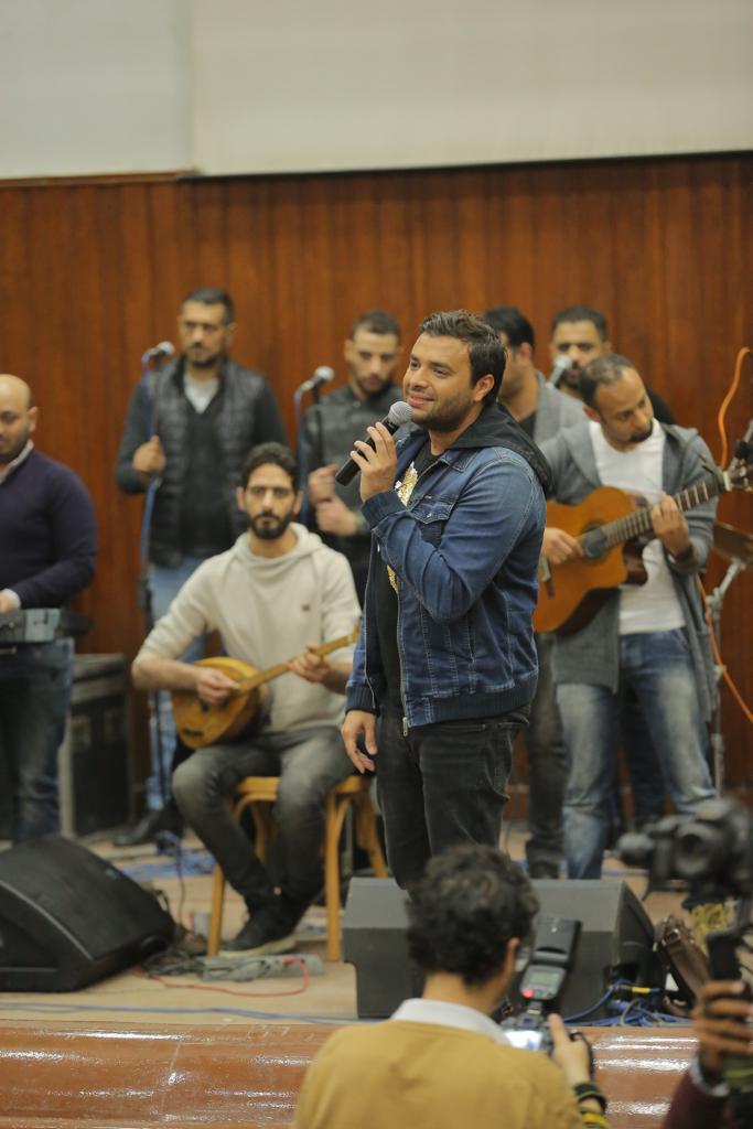صور| رامي صبري يتألق في «جامعة المنصورة» تحت شعار «حفل الخير»