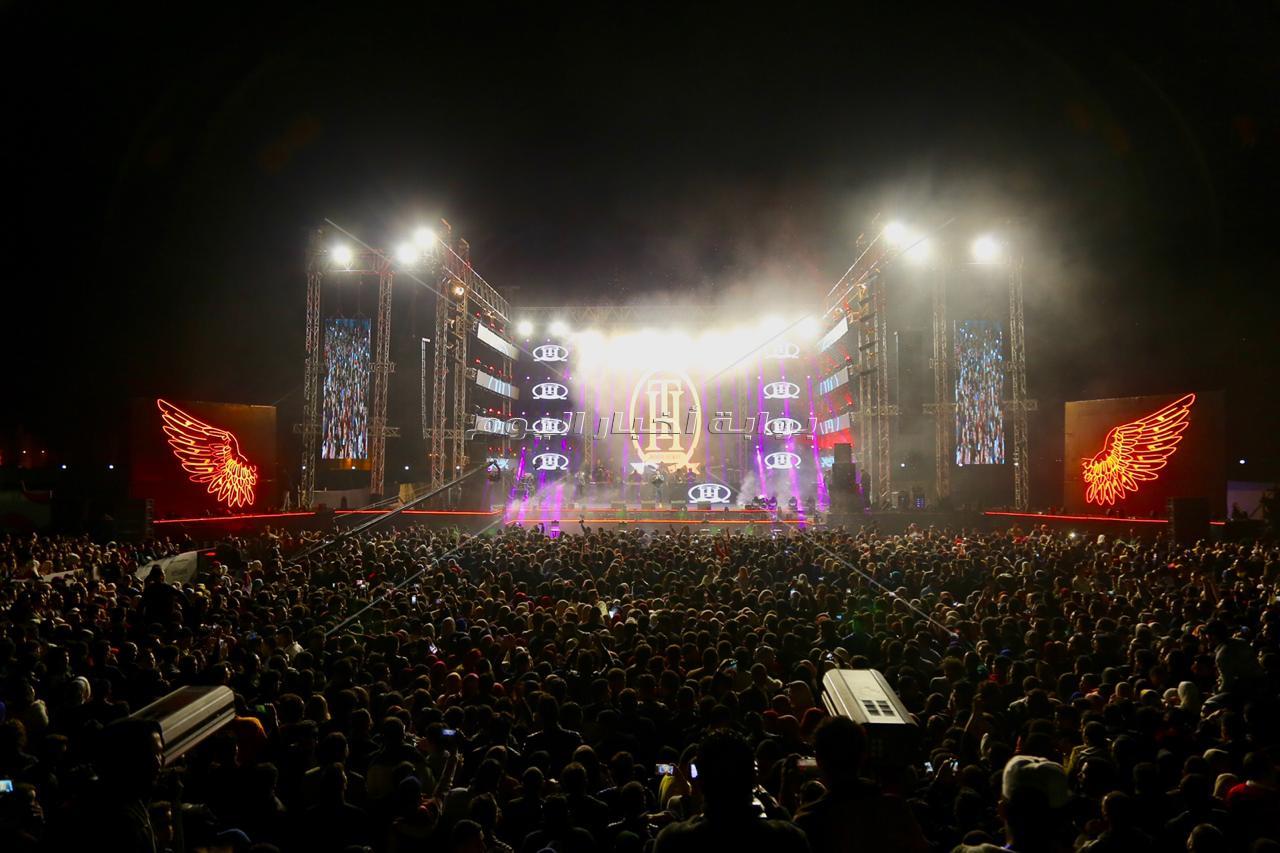 تامر حسني يتألق بأقوى حفلات جامعة المنصورة وسط حضور جماهيري ضخم