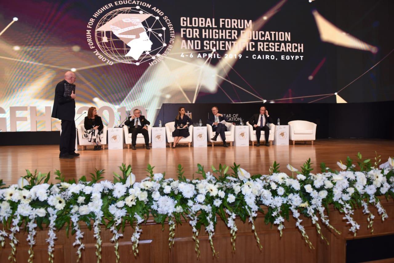 وزيرة الاستثمار تشارك في المنتدى العالمي للتعليم العالي والبحث العلمي
