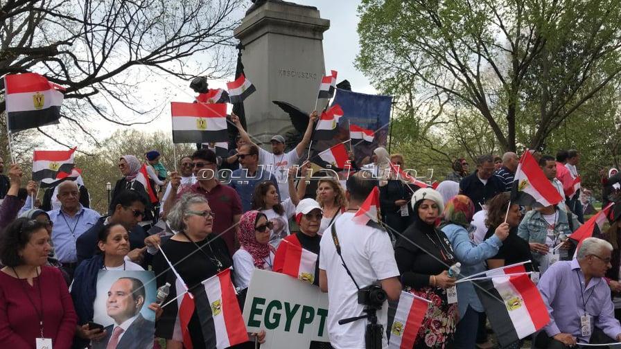 الجالية المصرية بواشنطن ترحب بالرئيس السيسي أمام مقر إقامته بواشنطن