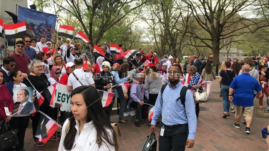 الجالية المصرية بواشنطن ترحب بالرئيس السيسي أمام مقر إقامته بواشنطن