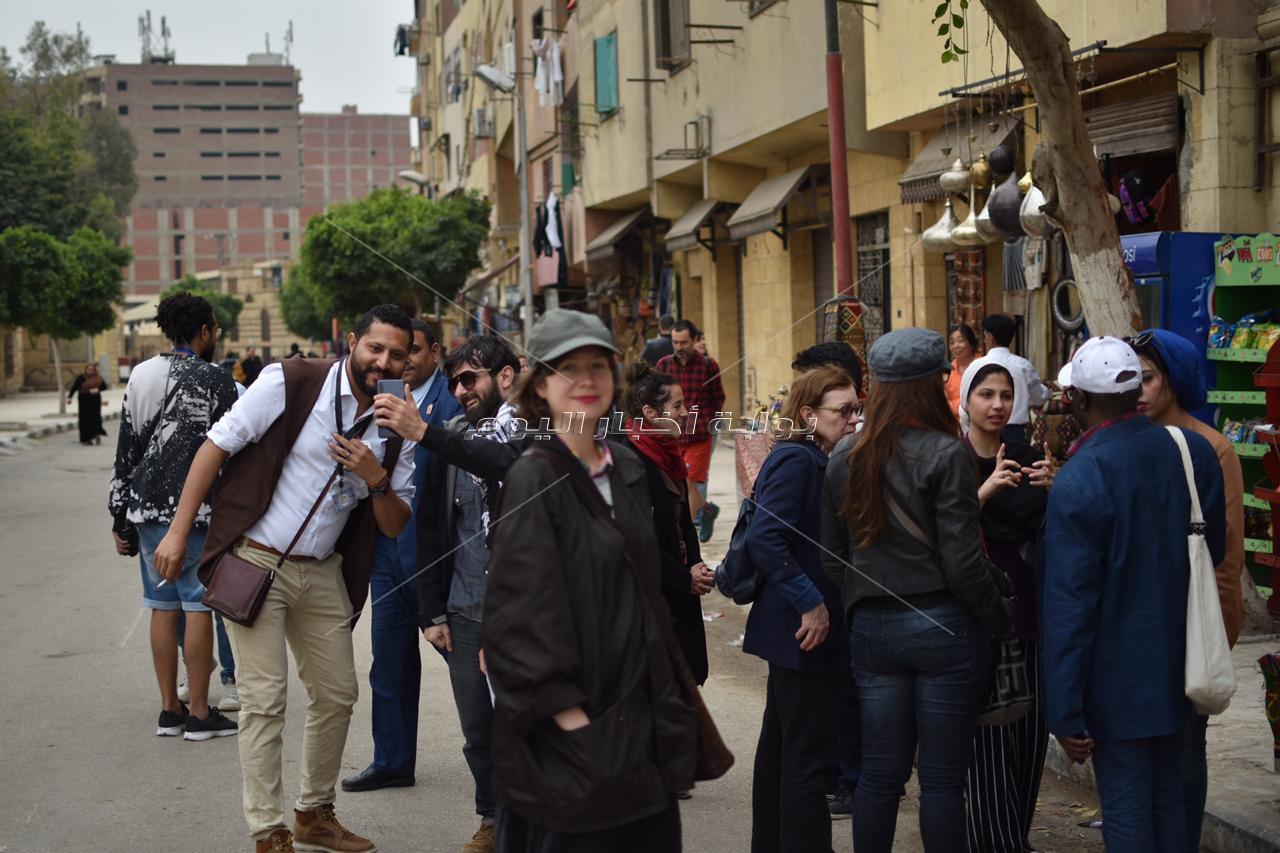 ضيوف «مهرجان الإسماعيلية» يستمتعون بزيارة الأهرامات والحسين وشارع المعز