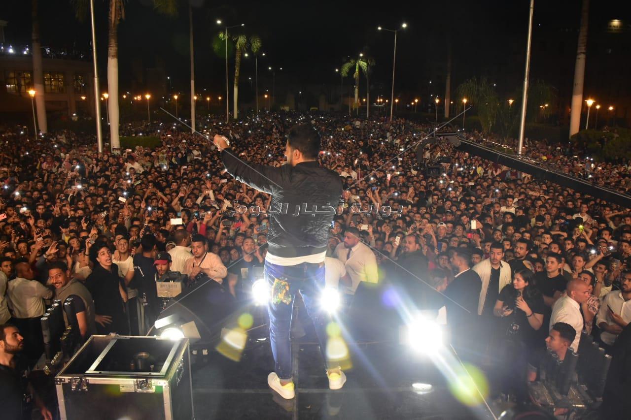 حماقي يتألق أمام قبة جامعة القاهرة.. بحضور يتخطى 100 ألف طالب 