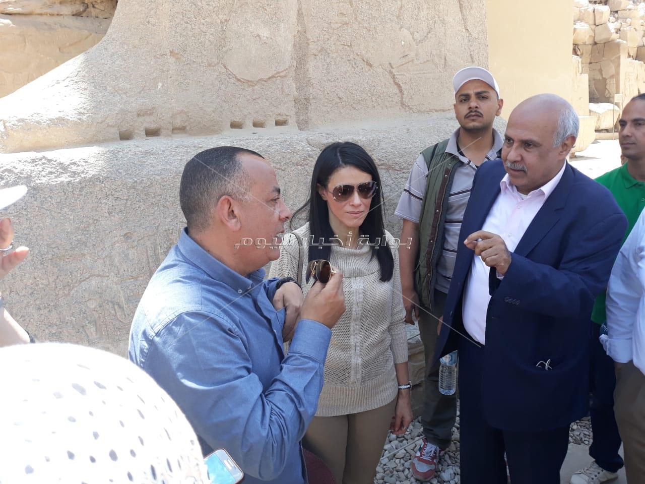 وزير السياحة فى جولة مع البرلمانيين والفنانين بمعبد الكرنك