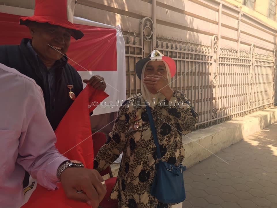 فرحة المواطنين.. شاهد "زغاريد" أمام لجان الاستفتاء فى مصر الجديدة