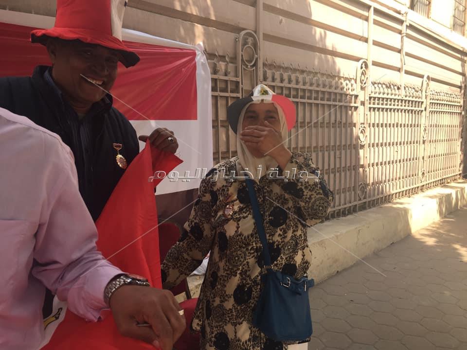 فرحة المواطنين.. شاهد "زغاريد" أمام لجان الاستفتاء فى مصر الجديدة