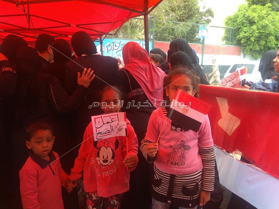 اطفال شبرا يحملون علم مصر ويشاركون في الاستفتاء على الدستور