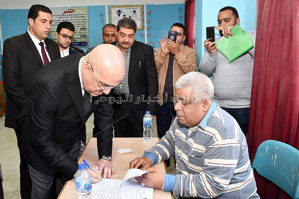 وزير الإسكان يُدلي بصوته فى استفتاء التعديلات الدستورية 