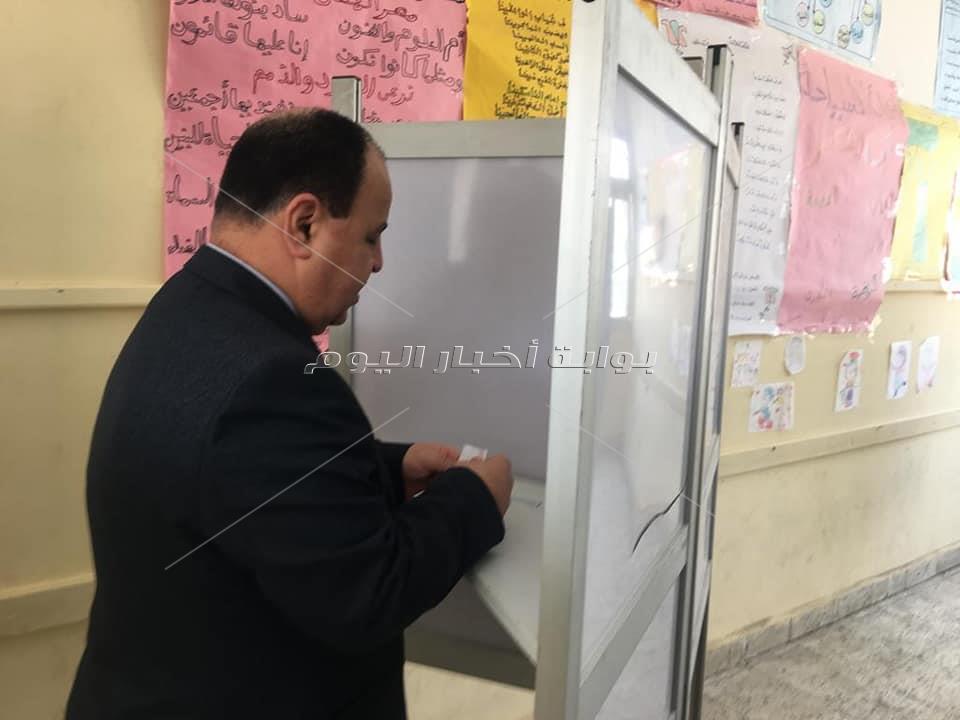 وزير المالية عقب ادلائه بصوته فى الاستفتاء 
