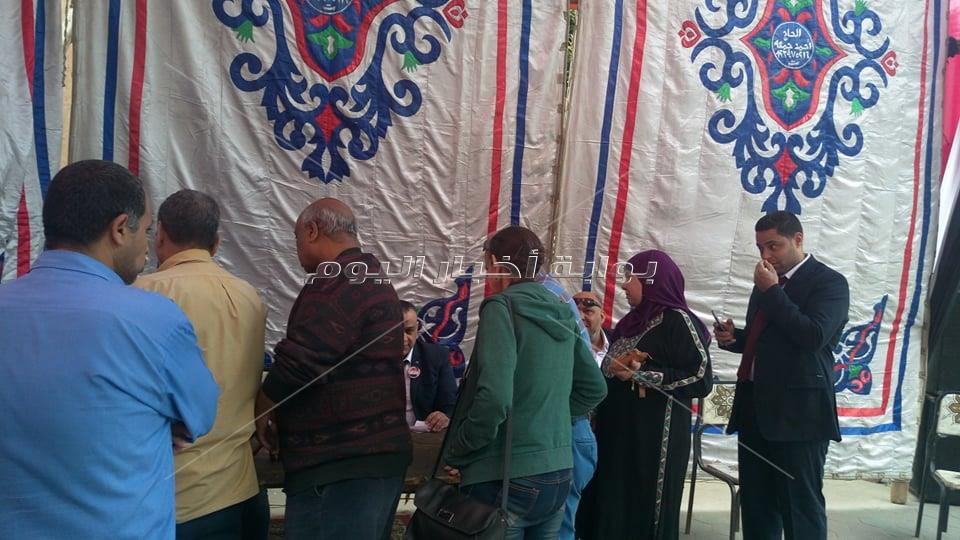 اقبال من كبار السن والسيدات بإحدى لجان الاستفتاء في بولاق أبوالعلا