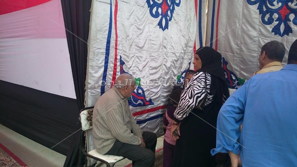 اقبال من كبار السن والسيدات بإحدى لجان الاستفتاء في بولاق أبوالعلا