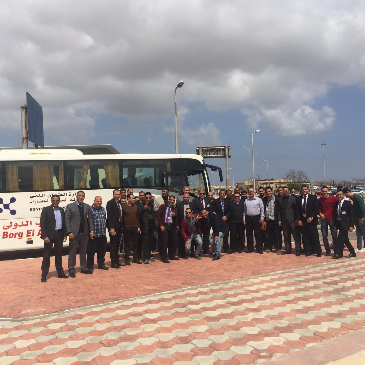 العاملين بمطار طور سيناء يرفعون أعلام مصر و  يشاركون في الإستفتاء على التعديلات الدستورية 
