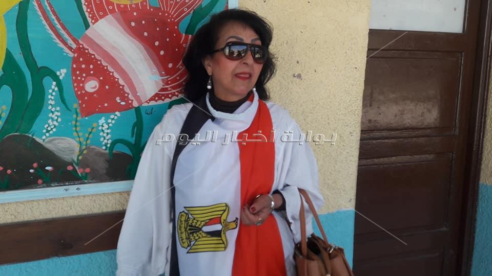 سيدة ترتدي علم مصر لدعم الانتخابات
