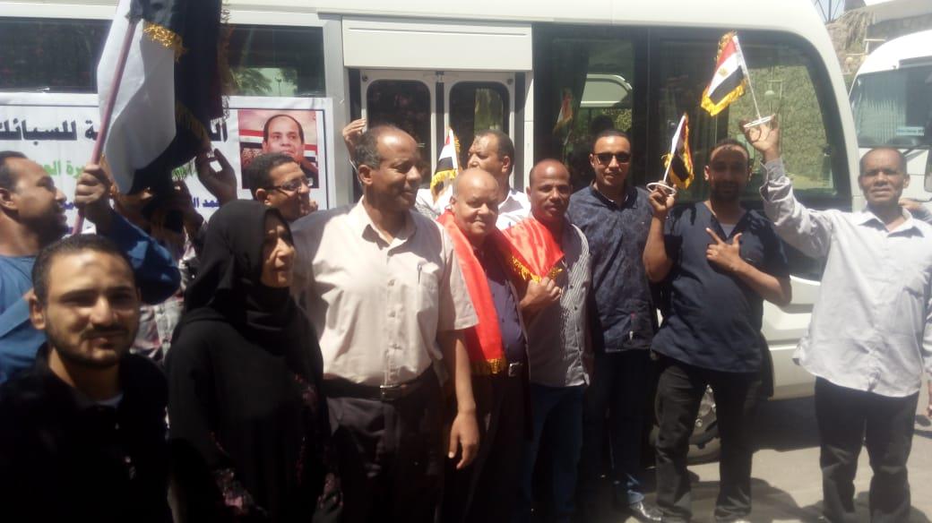 عمال وزارة قطاع الأعمال يخرجوا  للمشاركة في الاستفتاء على التعديلات الدستورية.