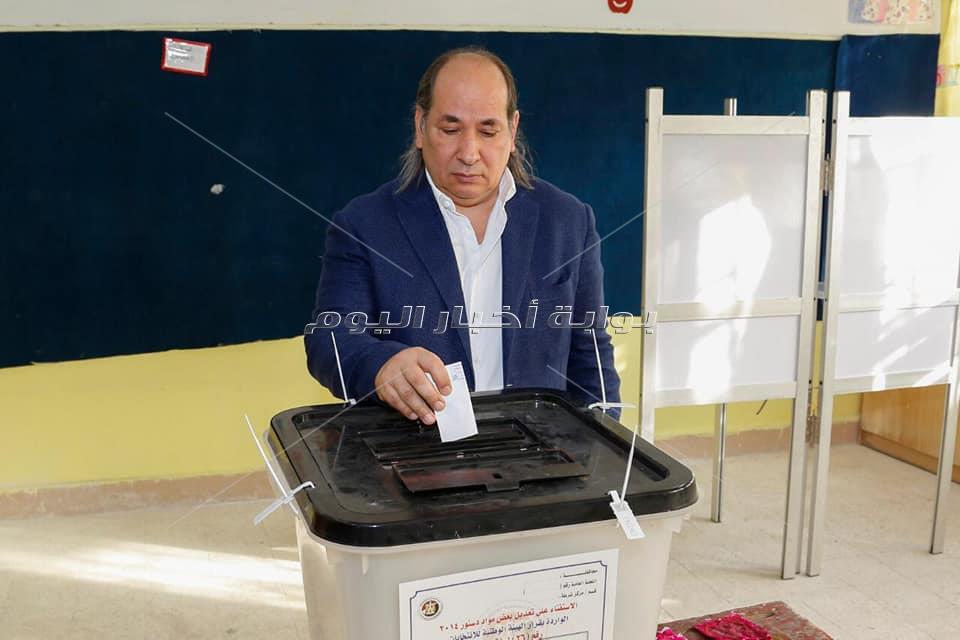 رئيس إقتصادية الوفد يدلي بصوته في الإستفتاء 