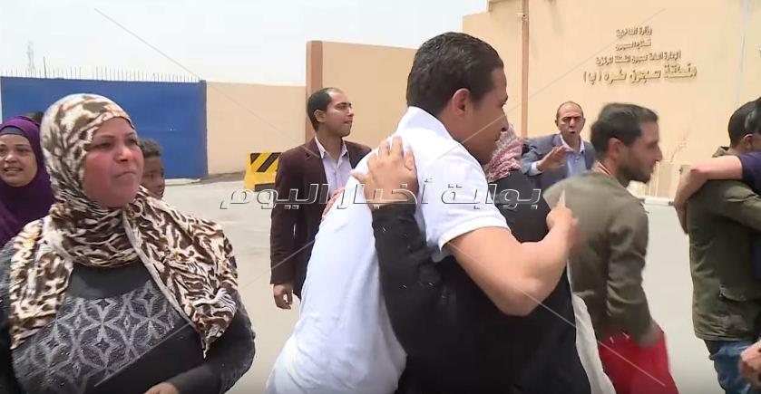 لحظة سعادة الافراج بالعفو الرئاسى بمناسبة عيد تحرير سيناء