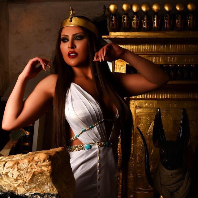 ملكة جمال الأردن تتألق بزي فرعوني في أحدث جلسة تصوير