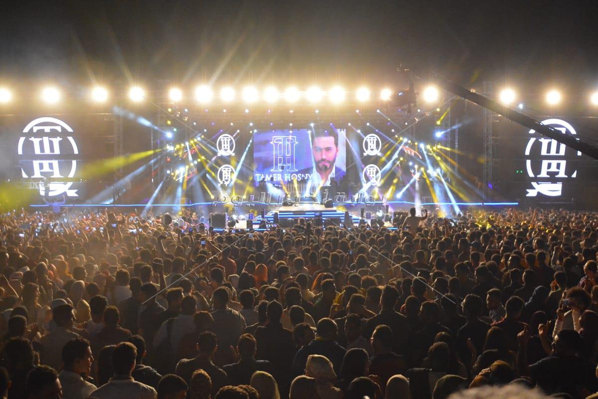 تامر حسني يظهر بإطلالة رياضية في «الجامعة الروسية».. وياسمين الخطيب تقدمه للجمهور