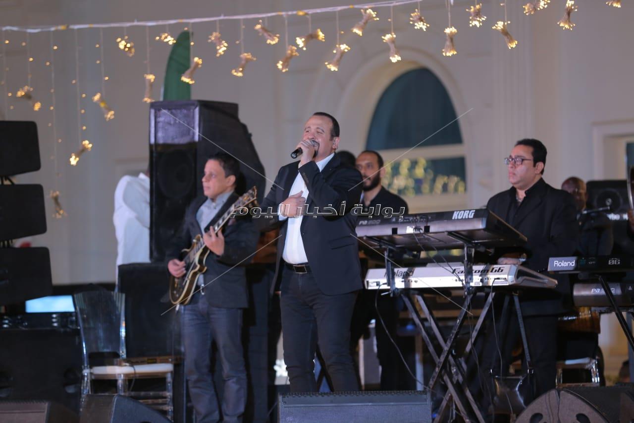 هشام عباس يُشعل أجواء خيمة «باب القصر»