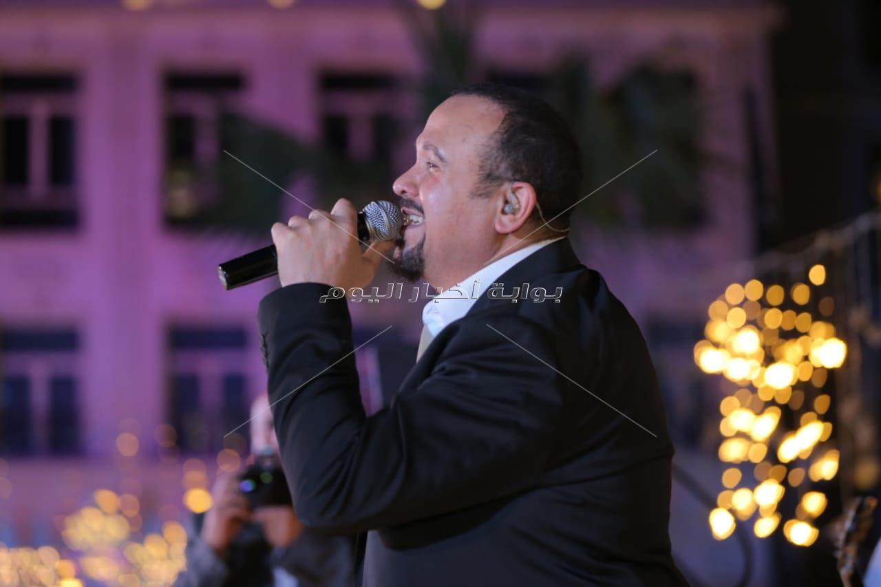 هشام عباس يُشعل أجواء خيمة «باب القصر»