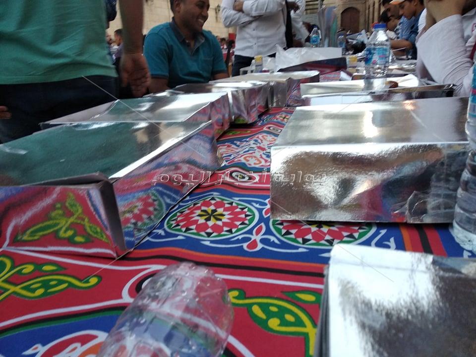  ضيوف الجامع الأزهر يستعدون للإفطار الجماعي