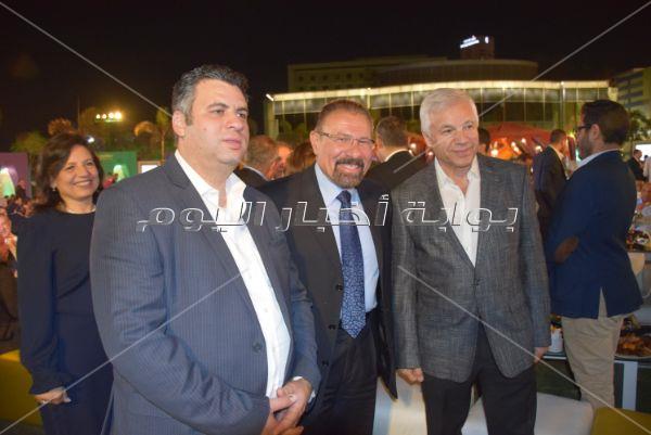 مدحت صالح يُحيي خيمة «شنايدر» بحضور وزير الصناعة