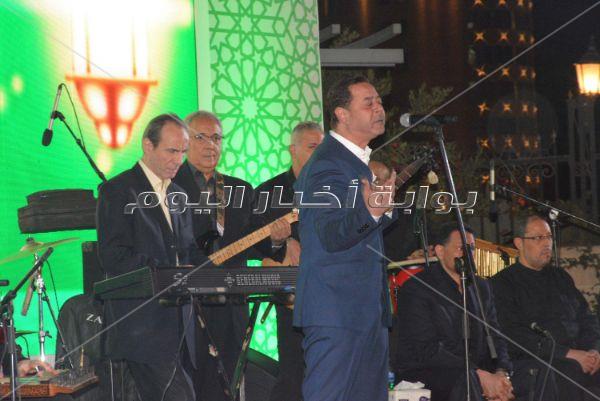 مدحت صالح يُحيي خيمة «شنايدر» بحضور وزير الصناعة