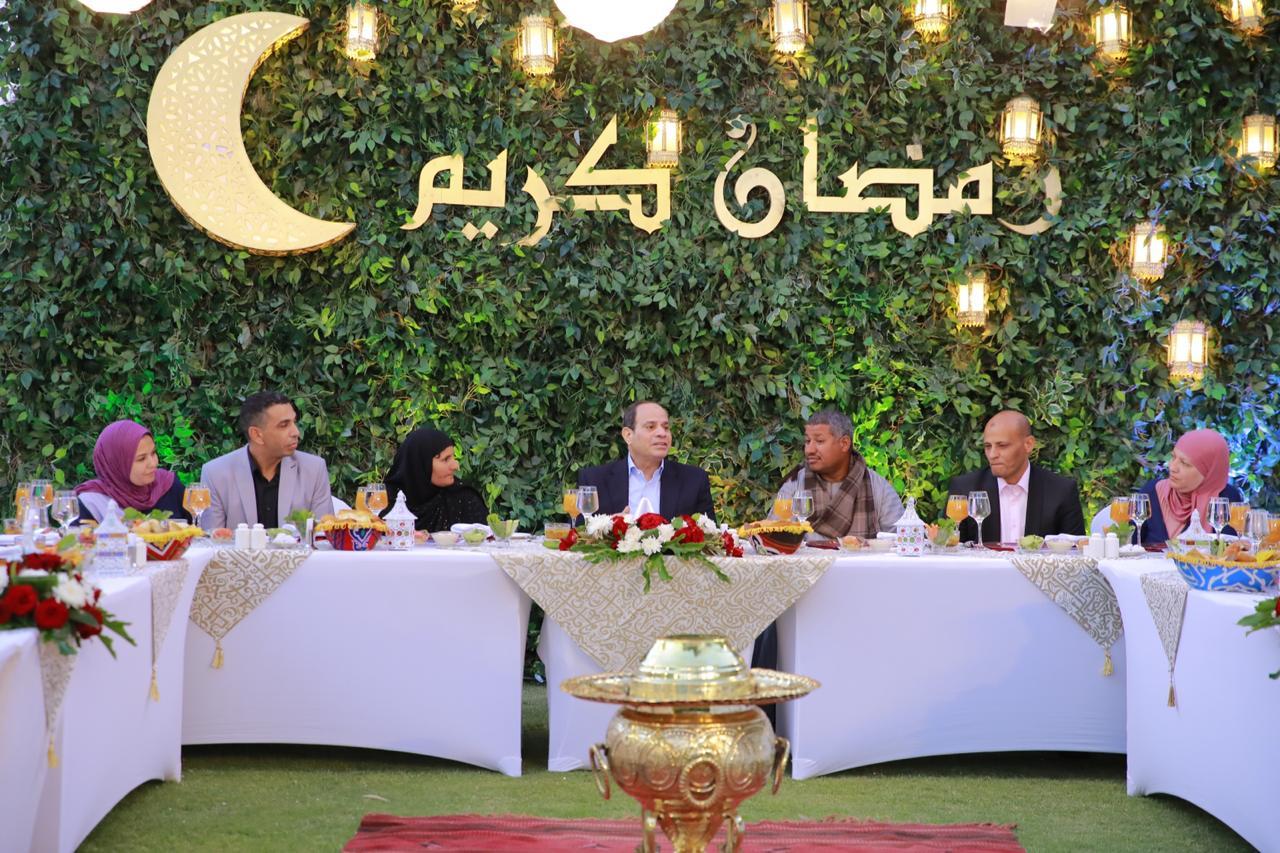  السيسي يشهد إفطار رمضان مع بعض المواطنين في مقر إقامته الخاصة