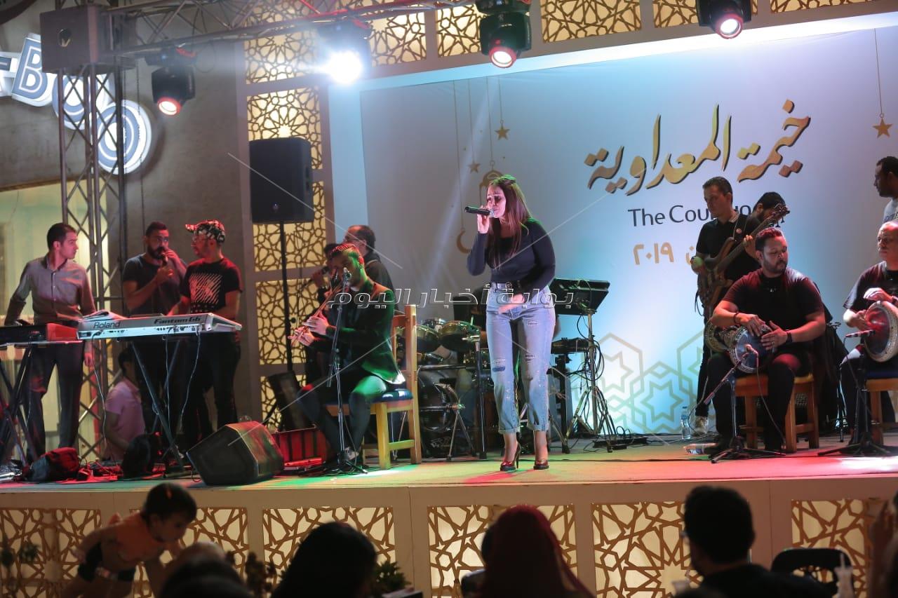 سوما تُطرب رواد خيمة «المعداوية» بأغنية «أجدع صحاب»