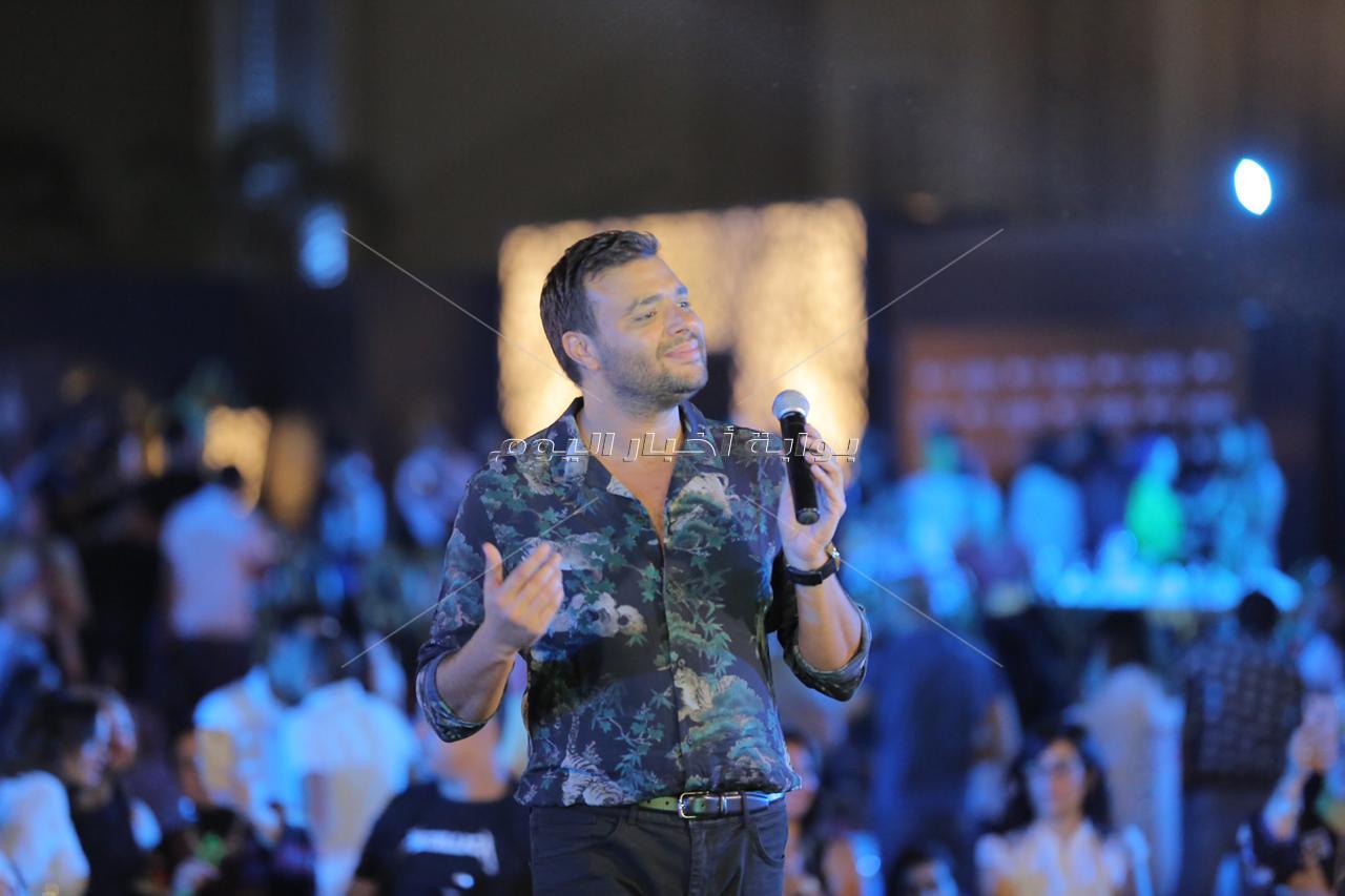 رامي صبري يُشعل خيمة «سهراية» بأغانيه الرومانسية