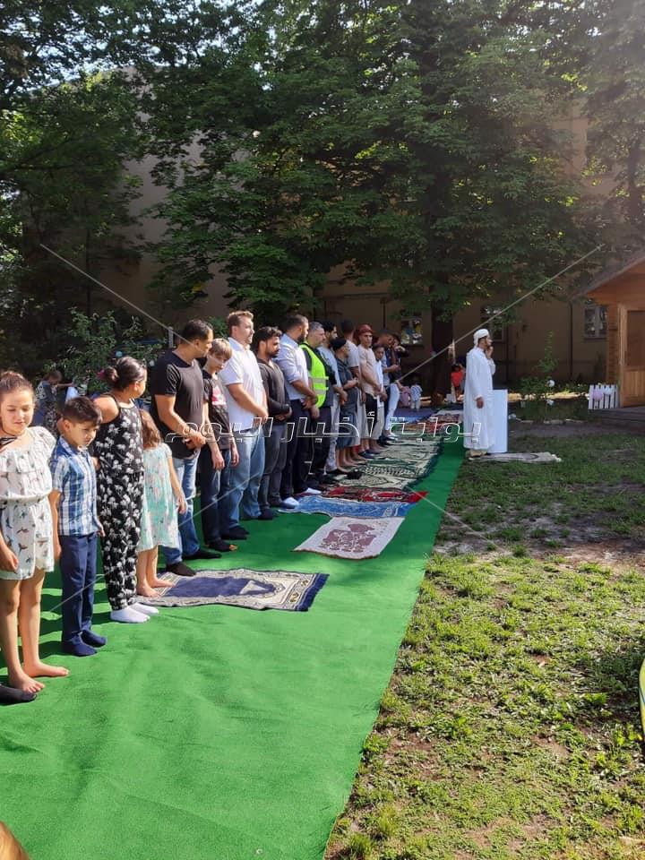 الجالية المصرية في ألمانيا تصلي العيد بإحدى الحدائق العامة