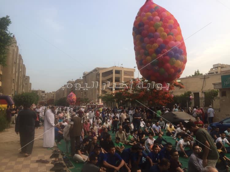 البالونات والألعاب في استقبال المصليين بمدينة نصر
