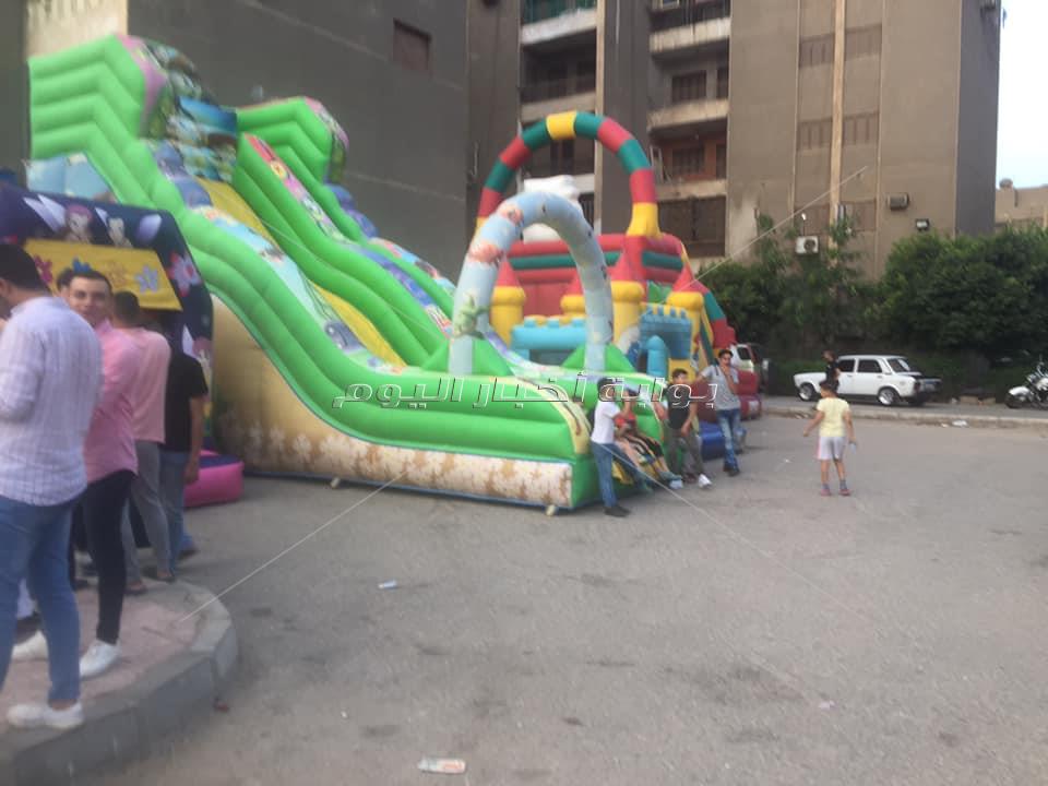 البالونات والألعاب في استقبال المصليين بمدينة نصر