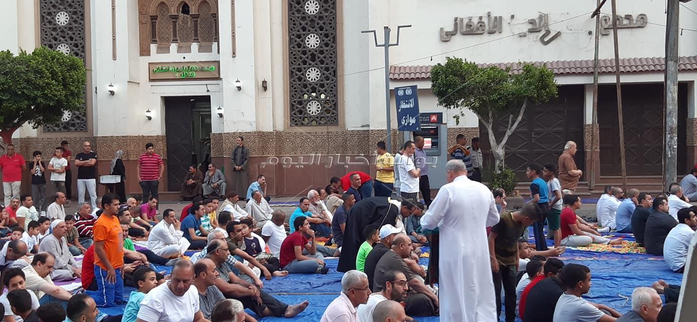 توافد المئات لصلاة عيد الفطر بمساجد مصر الجديدة