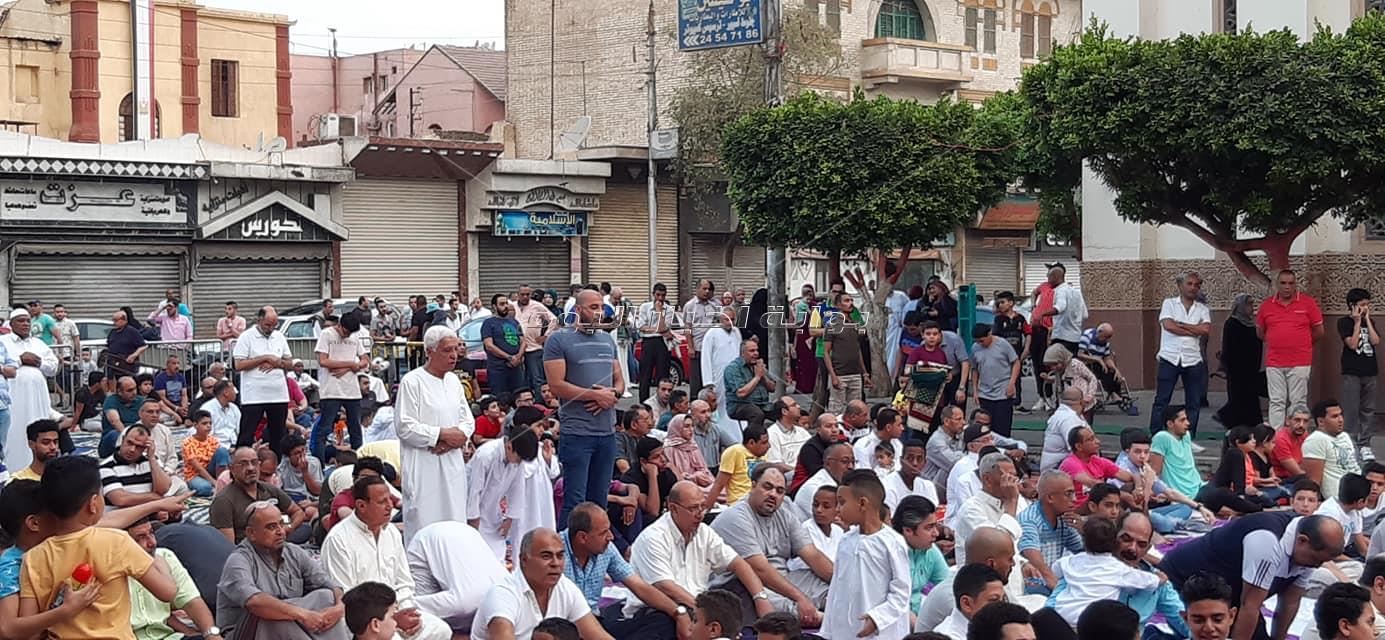 توافد المئات لصلاة عيد الفطر بمساجد مصر الجديدة