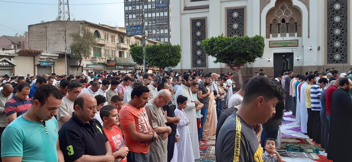 المواطنون يؤدون صلاة العيد بمساجد مصر الجديدة