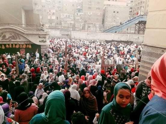 المئات يؤدون صلاة عيد الفطر بالمسجد الكبير بعزبة النخل
