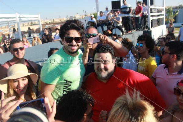مصطفى حجاج يتألق بحفل «وايت بيتش» بحضور نهال عنبر