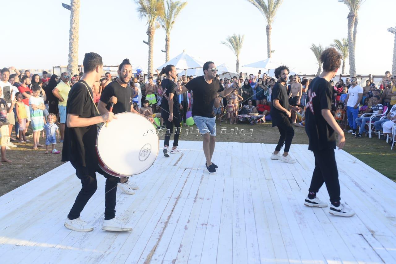 شحتة كاريكا يُشعل أجواء الشاطئ بحفل «الهاموك»