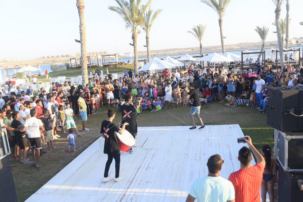 شحتة كاريكا يُشعل أجواء الشاطئ بحفل «الهاموك»
