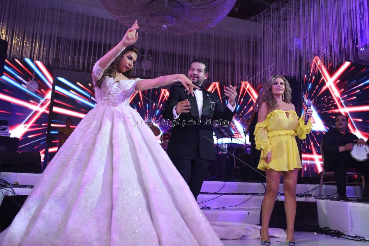 نيكول سابا تُشعل الرقصات في زفاف «الأمين ونسمة» بسواريه أصفر قصير 