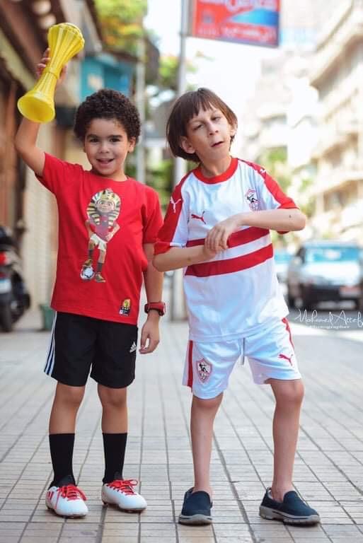 جلسة تصوير أطفال متلازمة داون وهم يشجعون منتخب مصر